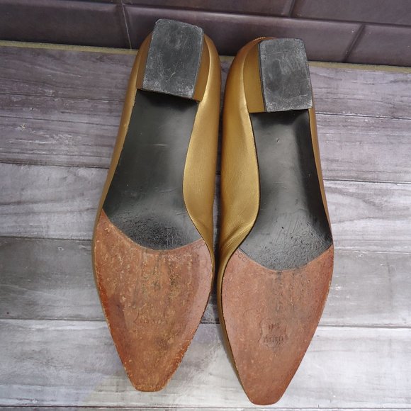 SIZE 7.5. Stuart Weitzman VTG gold /metallic leather shoes. - Picture 14 of 16